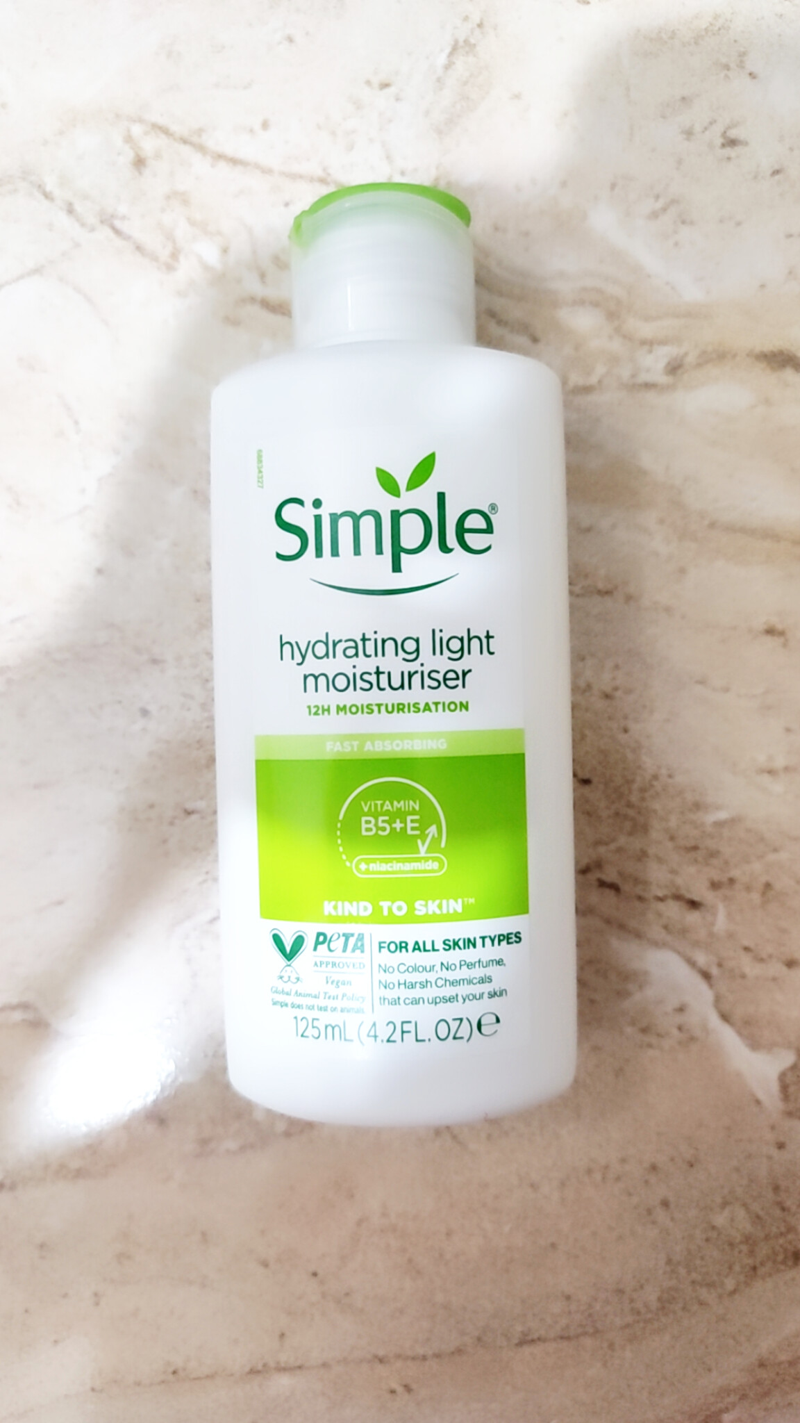 مرطوب کننده پوست چرب سیمپل